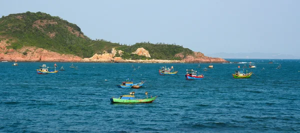 Barche tribali sulla bellissima spiaggia — Foto Stock