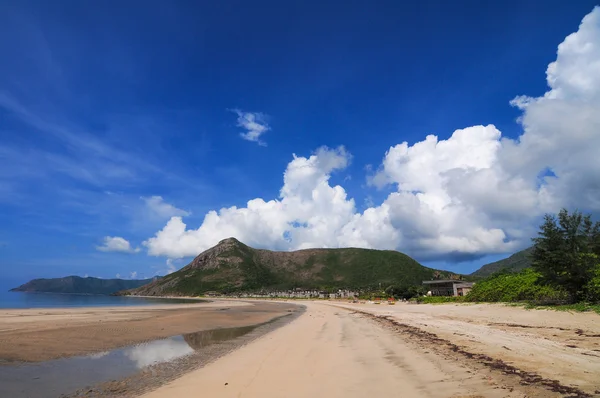 Bella spiaggia e mare tropicale — Foto Stock