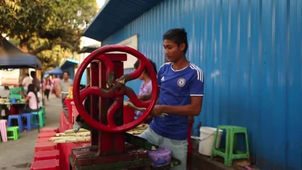 Phnom Penh şeker kamışı suyu ayıklanan bir adam — Stok video