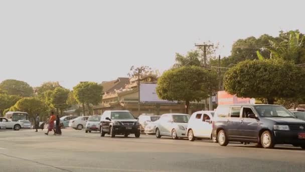 Lidé, auta a motorky na ulicích — Stock video