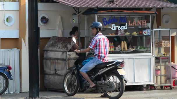 Fournisseur vendant du pain baguette vietnamien — Video