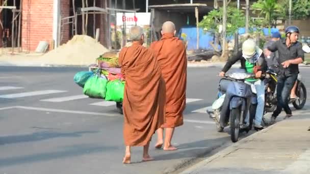 Två munkar söker allmosa på en gata — Stockvideo