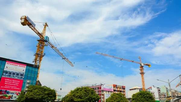 Építkezés, daruk, Yangon — Stock Fotó