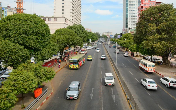 People and cars on the streets in Mandalay — Stock Photo, Image