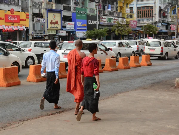Burmese people walk on the street in Yangon — Stock Photo, Image