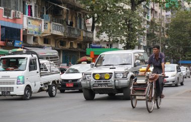 İnsanlar, oto ve motosiklet Mandalay sokakta