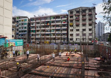 Asya işçilerin inşaat alanındaki çalışma