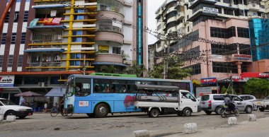 İnsanlar, oto ve motosiklet Mandalay sokakta