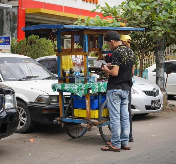 Vendeur de rue vendant des feuilles de bétel à Yangon — Photo