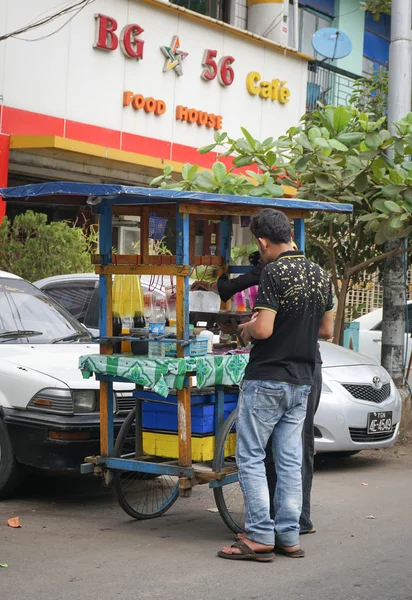 Venditore ambulante che vende foglie di betel a Yangon — Foto Stock