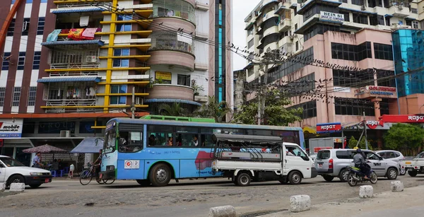 Personas, coches y bicicletas en las calles de Mandalay —  Fotos de Stock