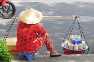 Sokak satıcısı hindistancevizi Saigon içinde satış