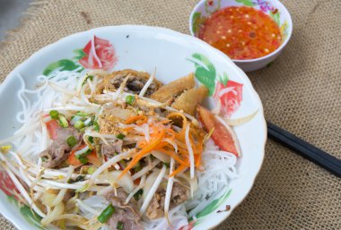 Vietnamca noodle domuz eti ve sebze ile