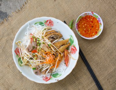 Vietnamca noodle domuz eti ve sebze ile