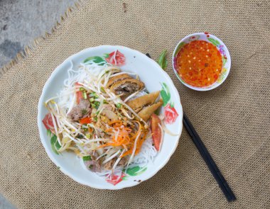 Vietnamca noodle domuz eti ve sebze ile