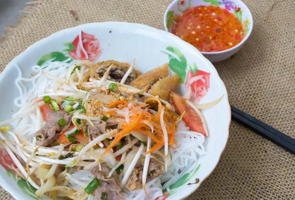 Wietnamski makaron z wieprzowiną i warzyw — Zdjęcie stockowe