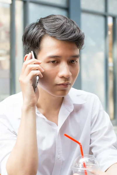 Jonge Aziatische man praten over de telefoon — Stockfoto