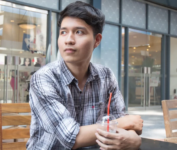 Asiático joven sosteniendo una taza de café —  Fotos de Stock