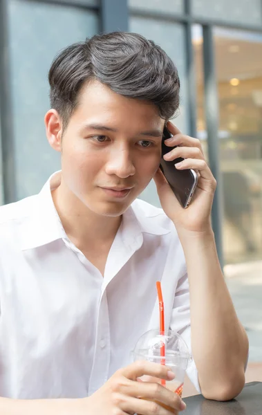 Юнак азіатських говорити по телефону — стокове фото