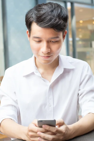 Junger asiatischer Mann telefoniert — Stockfoto