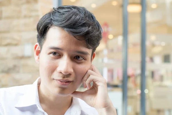 Porträt eines asiatischen jungen Mannes — Stockfoto