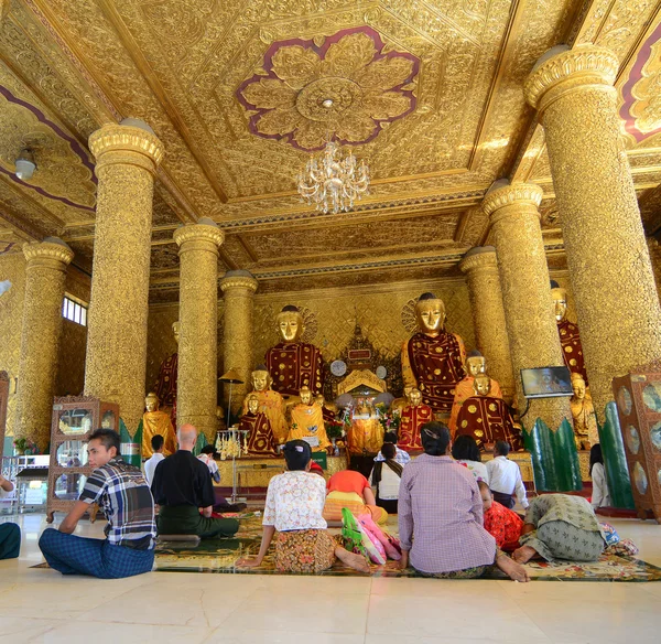 Los birmanos rezan en la pagoda Shwedagon en Yangón —  Fotos de Stock