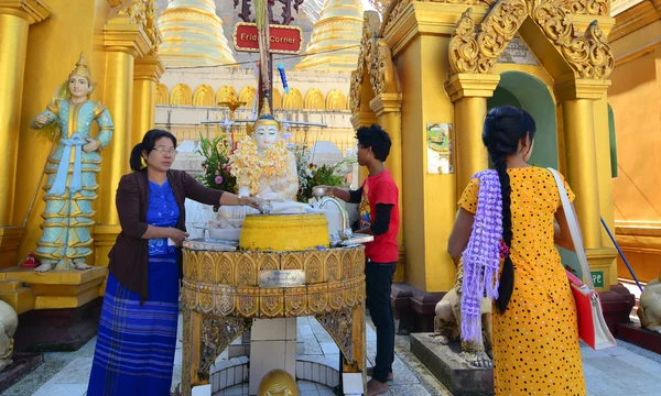 Buddisti devoti che fanno il bagno alle statue di Buddha a Shwedagon Pagoda — Foto Stock