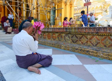 yangon shwedagon pagoda, Birmanya insanlar dua