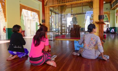 yangon shwedagon pagoda, Birmanya insanlar dua