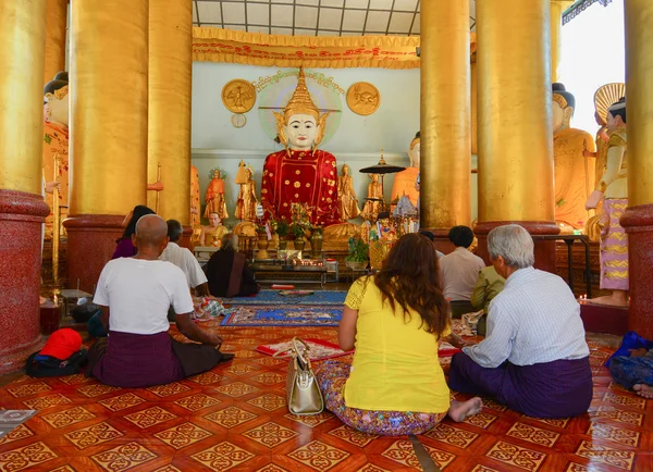 Burmese people pray at Shwedagon Pagoda in Yangon — Stock Photo, Image
