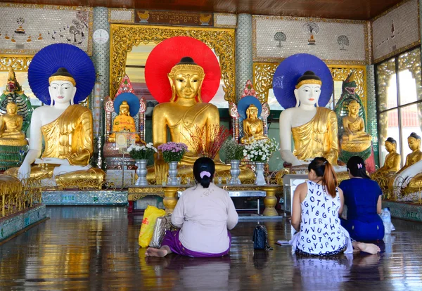 Бирманцы молятся в пагоде Шведагон в Янгоне — стоковое фото