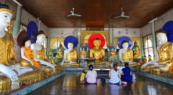 Burmese people pray at Shwedagon Pagoda in Yangon — Stock Photo, Image