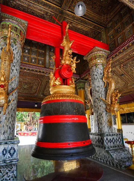 The Singu Min Bell, a large bell located at the Shwedagon Pagoda — Stock Photo, Image