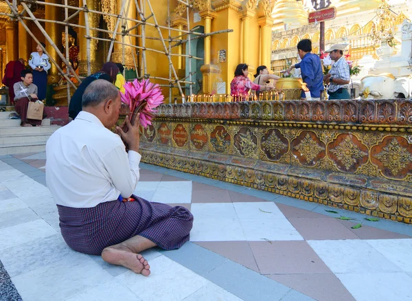 Burmese people pray at Shwedagon Pagoda in Yangon — Stock Photo, Image