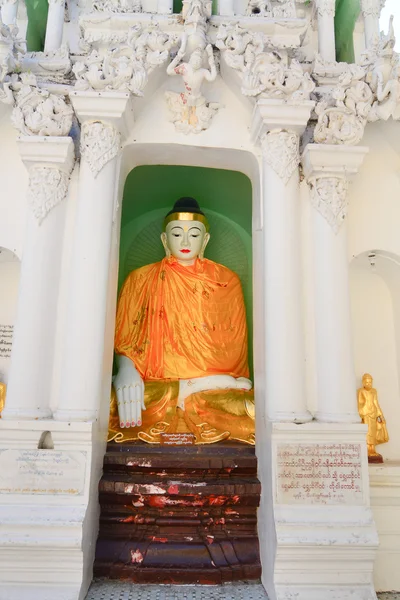 Buddha-Statuen in der Shwedagon-Pagode, Rangun — Stockfoto