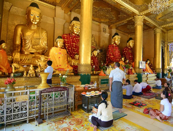 Los birmanos rezan en la pagoda Shwedagon en Yangón — Foto de Stock