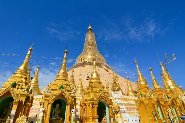 Topo da stupa dourada em Shwedagon pagode — Fotografia de Stock