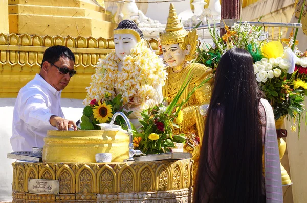 Buddhist devotees bathing Buddha statues at Shwedagon Pagoda — Stock Photo, Image
