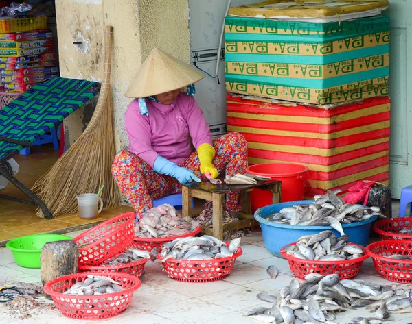 Vietnamesische Frauen machen Fisch auf dem Markt — Stockfoto