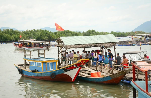 Tourists waiting at the pier for boarding to boat — Stock Photo, Image