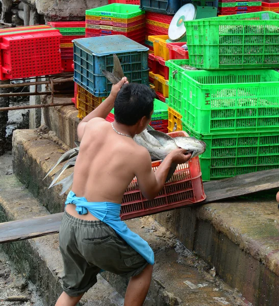 Mitarbeiter auf einem Fischgroßmarkt — Stockfoto