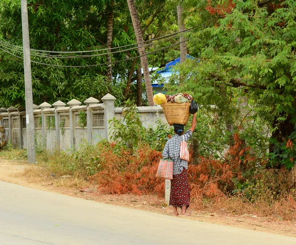 Burmese woman is carrying a bag on her head — Stock Photo, Image