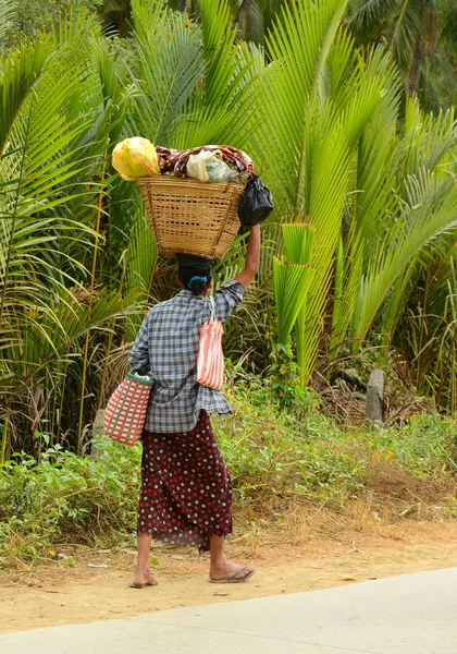 Mujer birmana lleva una bolsa en la cabeza — Foto de Stock