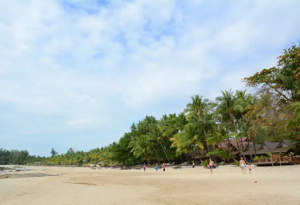 Ngapali Myanmar Jan 2015 Tourists Enjoying Beautiful Beach Ngapali West — Stock Photo, Image