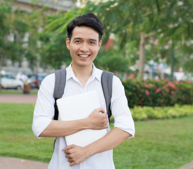 Asyalı öğrenci dizüstü bilgisayar ile 