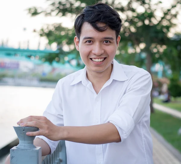 Retrato de un joven asiático —  Fotos de Stock