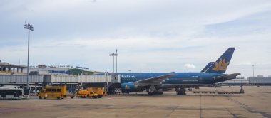 Sivil uçak tan oğlu Nhat Uluslararası Havaalanı'nda otopark