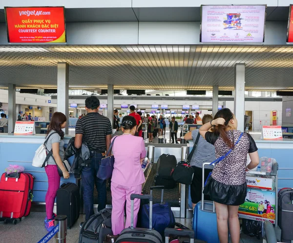 Asian travellers at arrival terminal in Tan Son Nhat — Stock Photo, Image