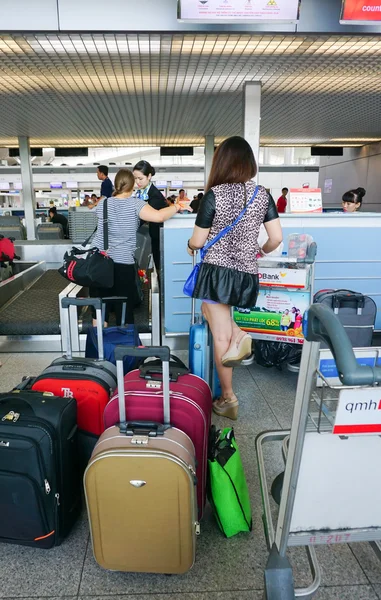 Asian travellers at arrival terminal in Tan Son Nhat — Stock Photo, Image