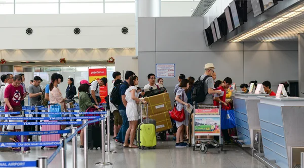 Asian travellers at arrival terminal in Tan Son Nhat — Stock Photo, Image